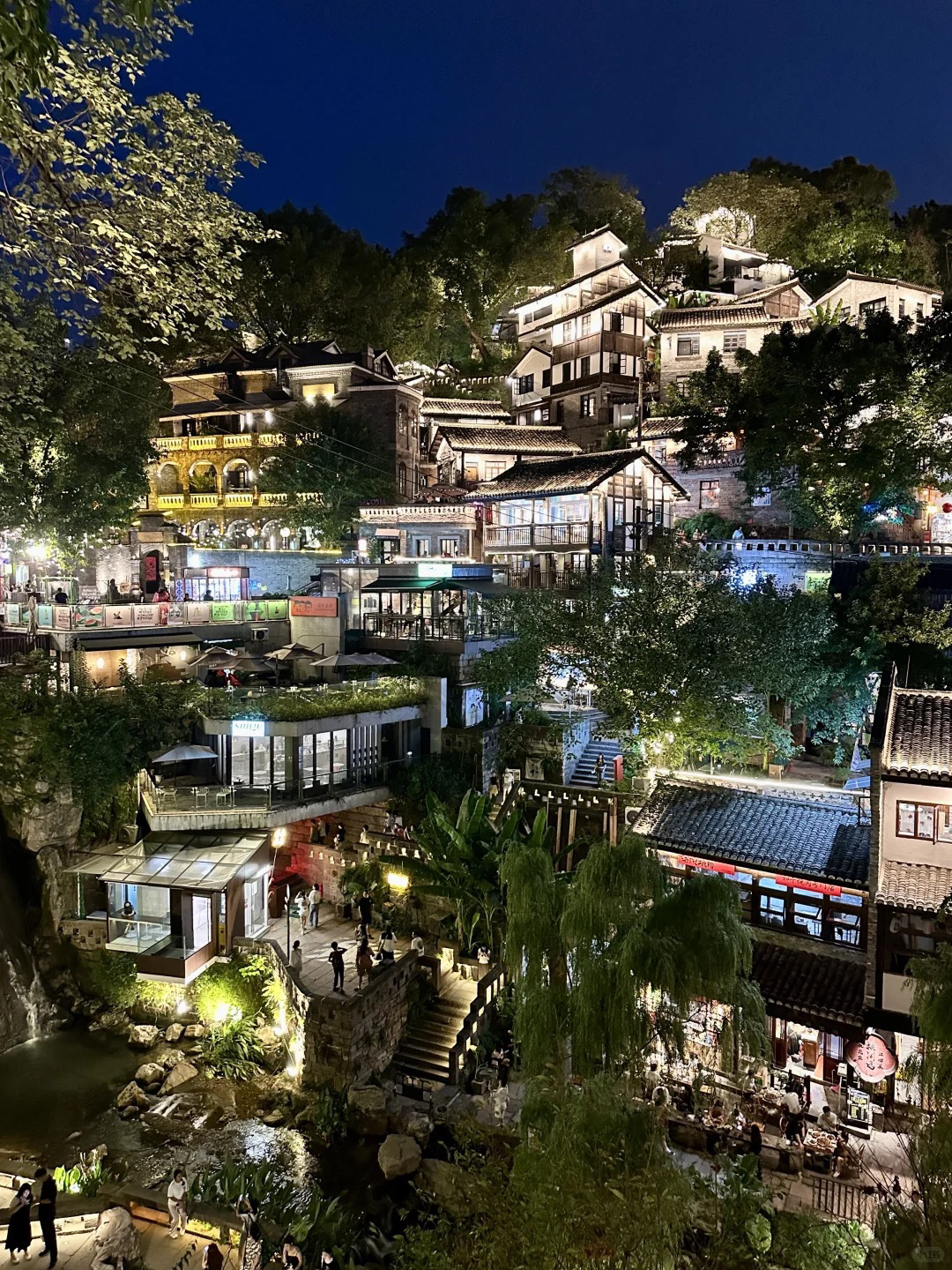 Setelah berjalan hingga kaki terasa lelah di Longmenhao, saya secara tidak sengaja menemukan kedai kopi ini. Begitu duduk, saya langsung terkejut—ada "Jendela Monet" di sini, begitu indah hingga membuat hati meleleh!

Melihat keluar melalui jendela, Anda bisa melihat matahari terbenam, cahaya senja, dan kereta ringan yang melintasi Jembatan Dongshuimen—semua keindahan unik kota pegunungan ada di depan mata Anda. Saat senja, sinar matahari mewarnai langit dengan oranye-pink, kereta ringan "ding ding" melintasi jembatan, dan bahkan bayangan daun yang bergoyang tertiup angin penuh pesona. Setiap foto santai terlihat seindah lukisan Monet 📸!

Pesan secangkir kopi dan duduklah, perlahan menunggu cahaya senja memenuhi langit, dan Anda akan merasa benar-benar rileks. Berbeda dengan hiruk-pikuk kota yang sibuk, di sini sangat tenang, hanya ada aroma kopi dan suara kereta ringan di kejauhan. Anda tidak akan merasa bosan duduk di sini sepanjang sore, dan Anda akan pulang dengan sangat bahagia karena telah mengambil begitu banyak foto indah~

Jika Anda ingin menemukan "tempat check-in kehidupan santai" di Chongqing, kedai kopi ini wajib dicoba! Terutama saat matahari terbenam, melihat pemandangan kota pegunungan melalui Jendela Monet, Anda akan menyadari bahwa menikmati teh sore bisa begitu menyembuhkan~😌