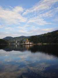 廬山，這座被譽為「人文聖山」的避暑勝地，正靜靜等待你的到來。讓人完全沉浸於它的詩意與清涼。 行程安