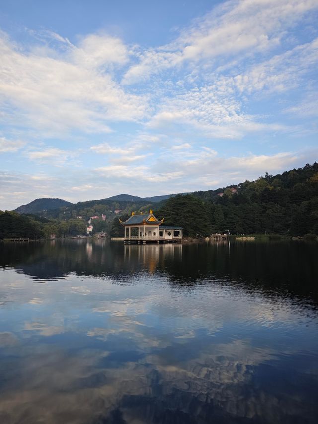 廬山，這座被譽為「人文聖山」的避暑勝地，正靜靜等待你的到來。讓人完全沉浸於它的詩意與清涼。 行程安