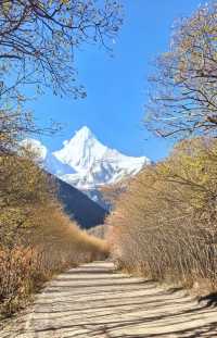 秋色稻城亞丁美出天際