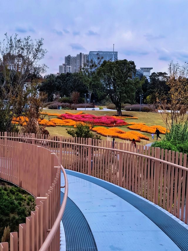 空中步廊俯瞰花草描繪的彩色大地。