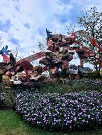 空中步廊俯瞰花草描繪的彩色大地。