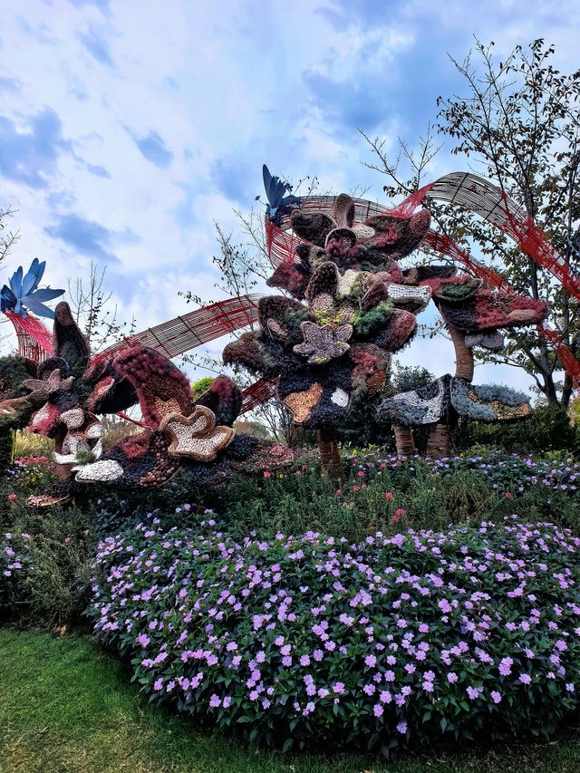 空中步廊俯瞰花草描繪的彩色大地。