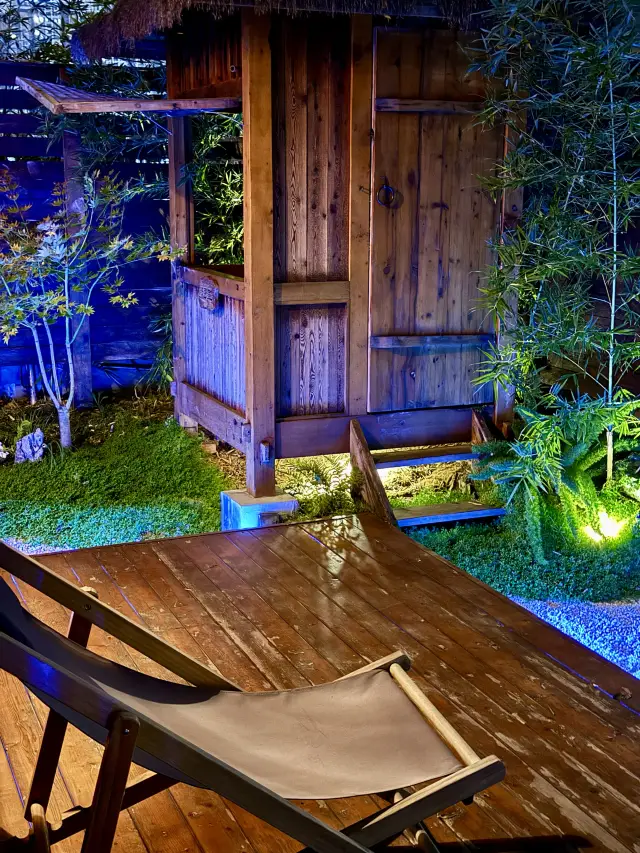 This family courtyard hotel next to Wenshu Monastery showed me what an ideal life looks like