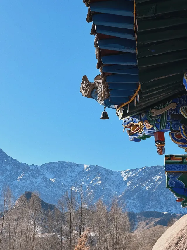 初冬的馬蹄寺，遠山微雪，不慌不忙爬樓去