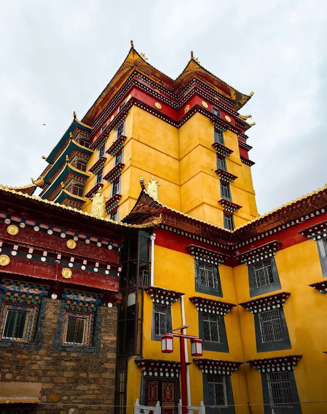 木里大寺:雪山下的金色信仰 木里大寺:雪山下的金色信仰