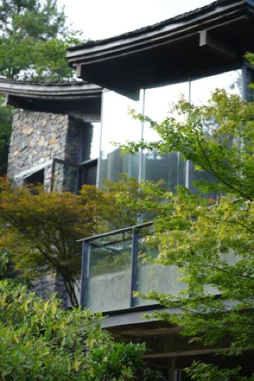 ปลีกวิเวกไปอยู่บนภูเขาในช่วงปลายฤดูใบไม้ร่วง: ใช้ชีวิตราวกับสายฝนที่โปรยปรายลงมาจากชายคาบ้าน