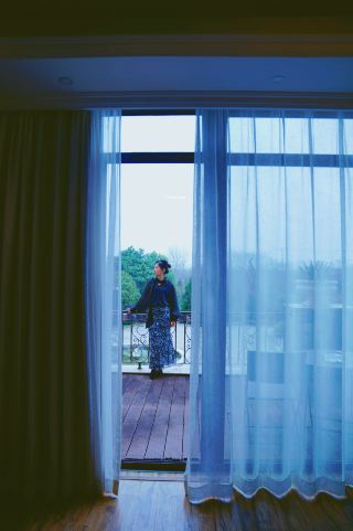 รูนเดอเฟียร์ แมนชั่น｜ดอกไม้ร่วง, บทกวี, สิบปี…