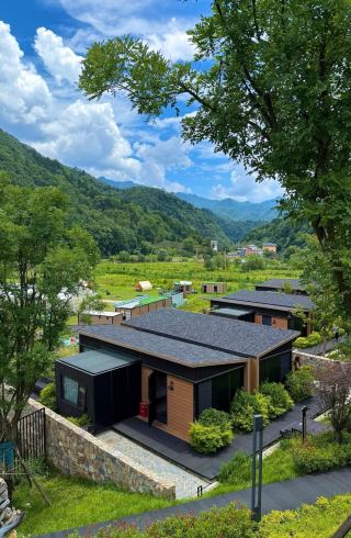 รีสอร์ทที่ซ่อนตัวอยู่ท่ามกลางธรรมชาติในฝอผิง มณฑลฉานซี: รีสอร์ทฟาร์มธีมป่าที่มอบการพักผ่อนอย่างเงียบสงบ