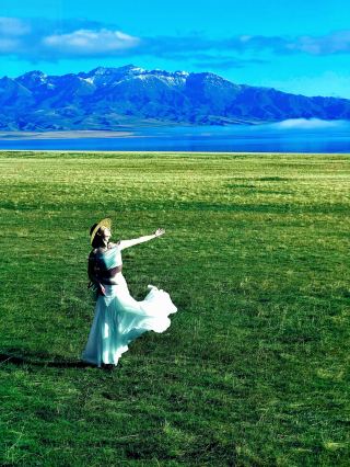 Breath-taking beauty at Sayram Lake with 18 photos taken
