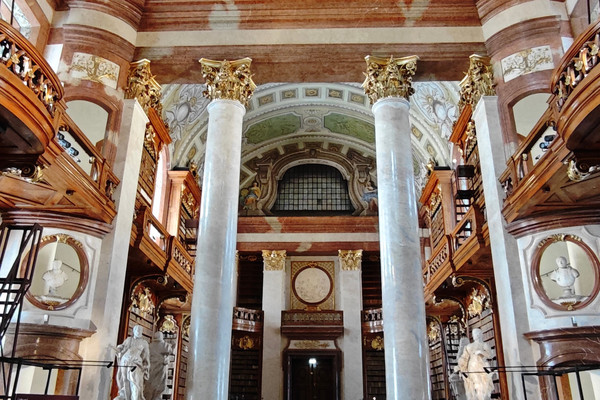 ウィーンの圧巻のバロック様式図書館。 | Trip.com ウィーン