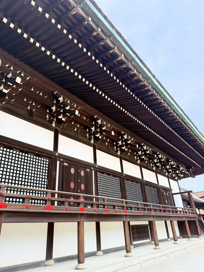 喧騒の中の静かな秘境｜夏休みに京都御所で古建築と松影に出会う