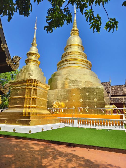 チェンマイのパーシン寺Ⅰ 金色の海と仏が一緒に映る | Trip.com