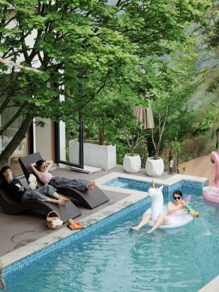 Mountain pool with barbecue, the perfect chill spot for friends~