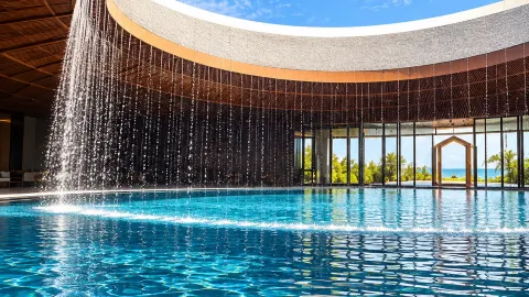 Step right onto the beach! The ultimate ocean-view pool — traveler post in Lingshui