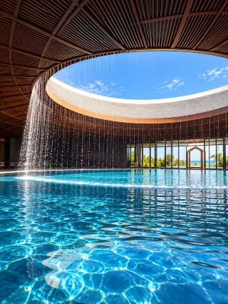 Step right onto the beach! The ultimate ocean-view pool