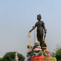 อนุเสาวรีย์พระนางจามเทวี