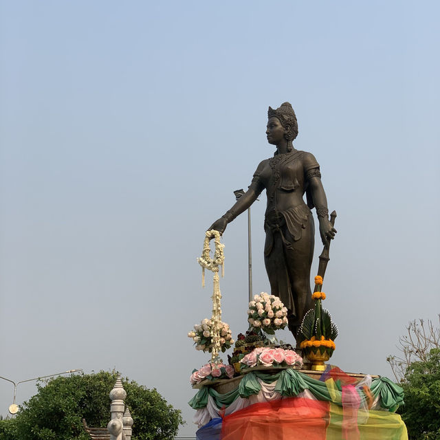 อนุเสาวรีย์พระนางจามเทวี