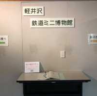歐洲式建築‼️ 輕井澤觀光會館以其復古的木製外觀是前輕井澤購物街的象徵。 一樓的大廳是一個綜合資訊中心，提供有關城鎮的旅遊資訊並介紹住宿，並在散步和購物之間設有休息區。 在一樓的旅遊展😌代表性建築物