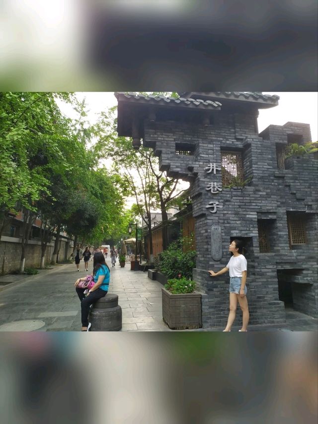 寬窄巷子(四川成都)最熱門景點～地鐵站一出就到