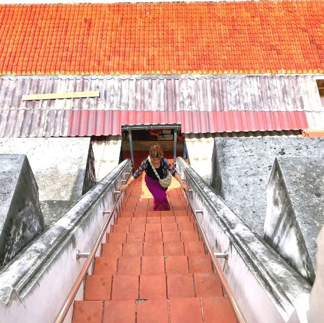 วัดมหาธาตุวรวิหาร สีสันแห่งแสงทวาราวดี