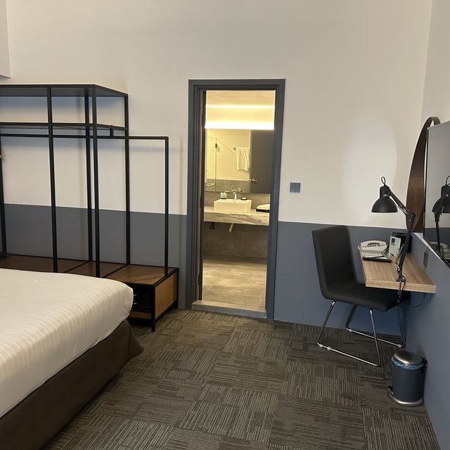 Clean and Super Spacious Hotel with Car Lift