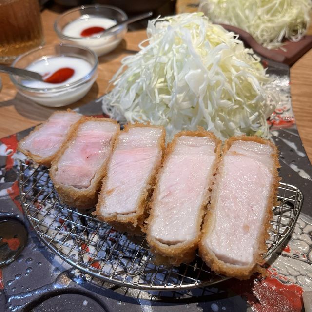 住宅街の路地裏みたいなところにひっそりと佇むトンカツの名店🐷