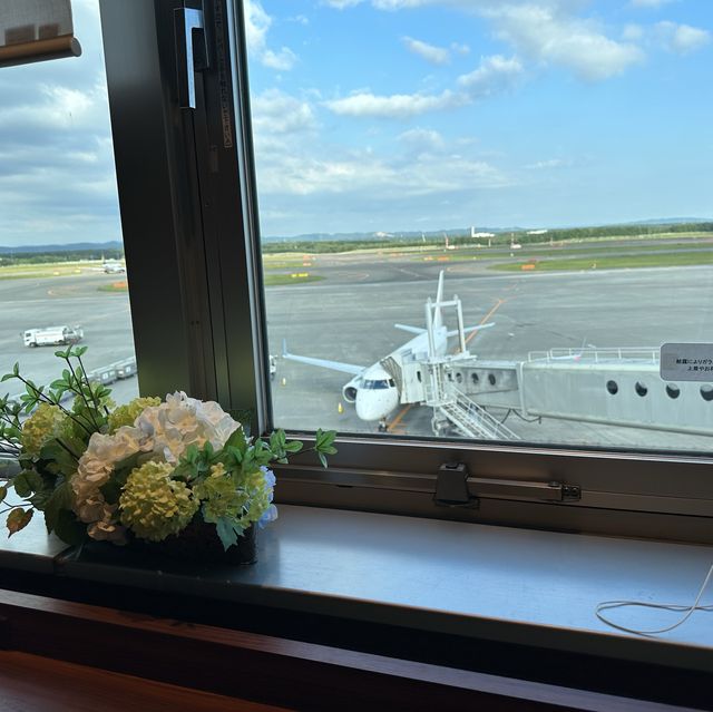 新千歳空港。目の前に滑走路が広がる空港ラウンジ『新千歳空港 スーパーラウンジ』
