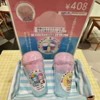 【北海道】キャビンアテンドになったキティちゃんに会える「ハッピーフライト」