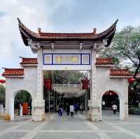 Exploring beautiful Green Lake Park in Kunmin