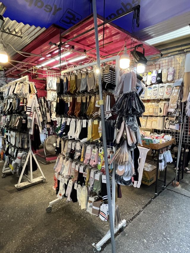香港特色街道之一。旺角花園街