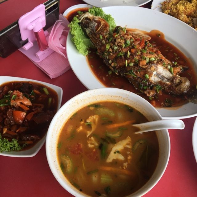 Delicious seafood, extraordinary beach view!