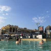 ヨーロッパで温泉に入れる！？セーチェーニ温泉　