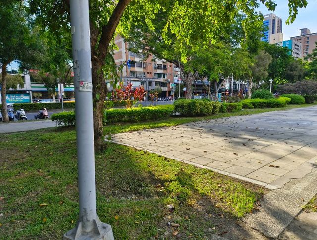高雄前金-下棋乘涼走迷宮|中央公園|（像渡假村的超大型公園）