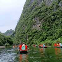 ล่องเรือฮาลองบก ลอดถ้ำชมวิว เวียดนาม