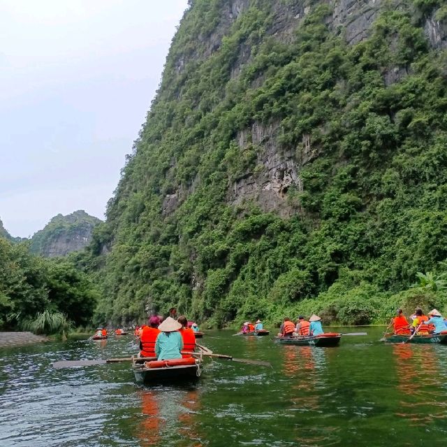 ล่องเรือฮาลองบก ลอดถ้ำชมวิว เวียดนาม
