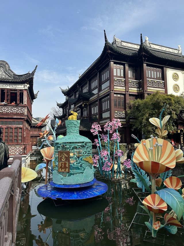 A vibrant landmark not to miss in Shanghai ⛩️🧧🥢🇨🇳