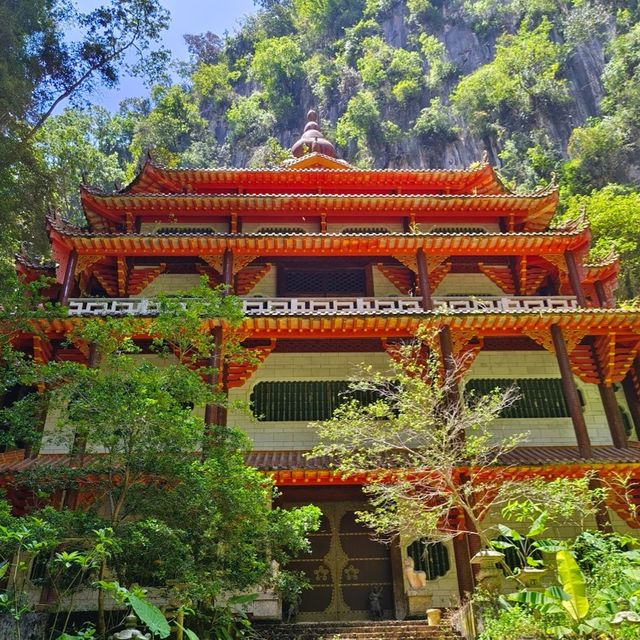 Sam Poh Tong Temple