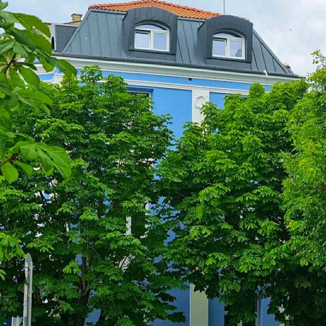 A LOVELY BLUE HOTEL NEAR THE BEACH!