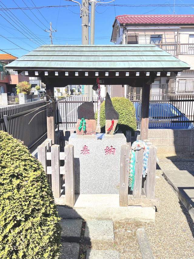 【下組稲荷神社/埼玉県】親狐に挟まれた子狐が可愛らしい