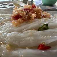 ข้าวเกรียบอ่อนน้ำจิ้มกุ้งตลาดเฉลิมจันท์