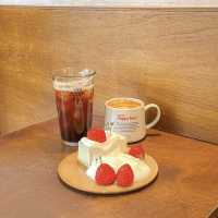 【韓国】イチゴがたっぷりのったよもぎケーキが有名なカフェ🍓