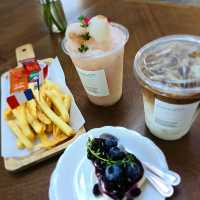 คาเฟ่ร่มรื่น กลางทุ่งนา ราชบุรี Pet Friendly 