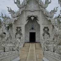 เที่ยวเชียงราย ไหว้พระวัดร่องขุ่นสวรรค์บนดิน