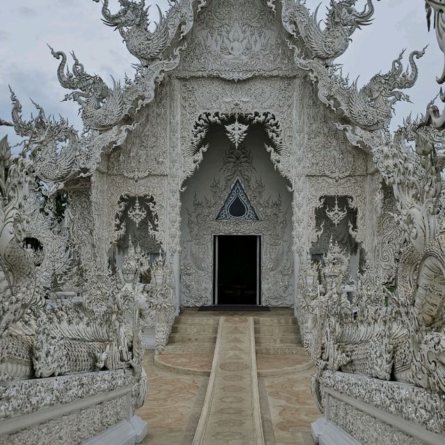 เที่ยวเชียงราย ไหว้พระวัดร่องขุ่นสวรรค์บนดิน