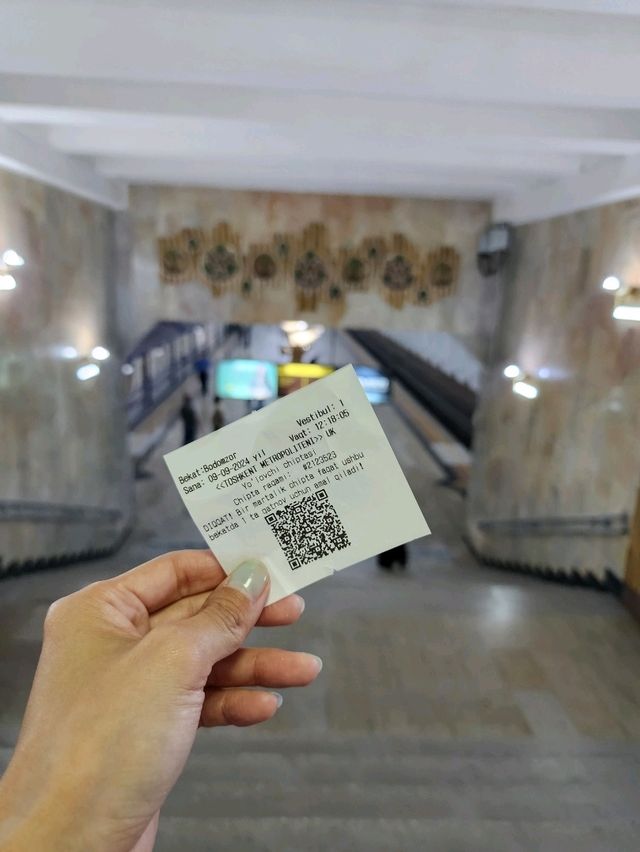 【タシケント】美術館みたいな駅のホーム