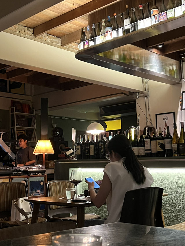 Vinyl & Wine คาเฟ่/บาร์ลับใจกลางเมืองเชียงราย