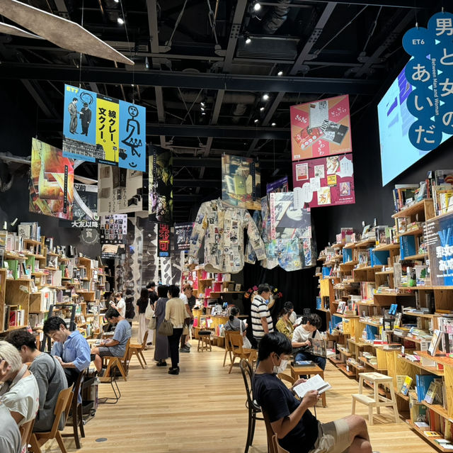 東京行程-角川武蔵野博物館中的巨型藏書閣