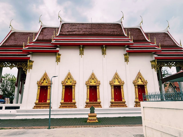 泰國曼谷寺廟景點：Wat Yai Si Suphan，適合祈福打卡觀光！