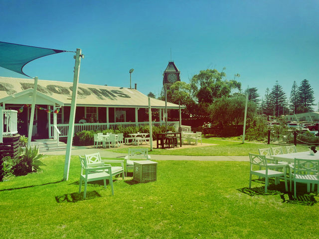 Quarter Restaurant, Esperance: Big Flavors, Big Vibes! 🍔🧀